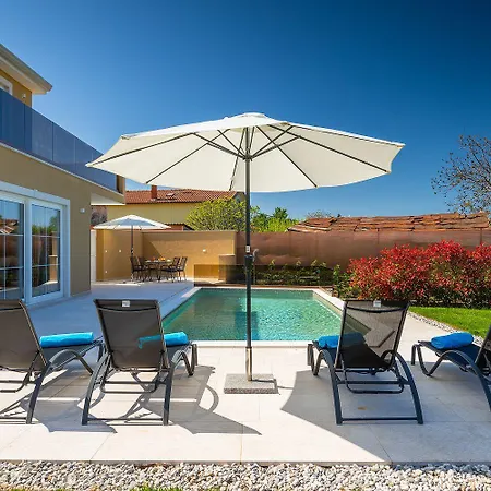 Traumhafte Mit Privatpool Und Panoramablick